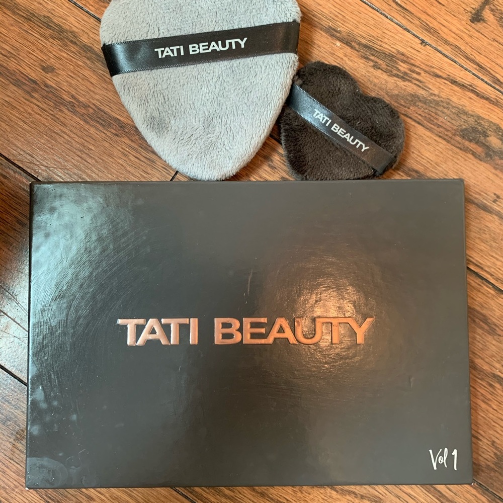 Tati Vol 1 eyeshadow palette with sponges